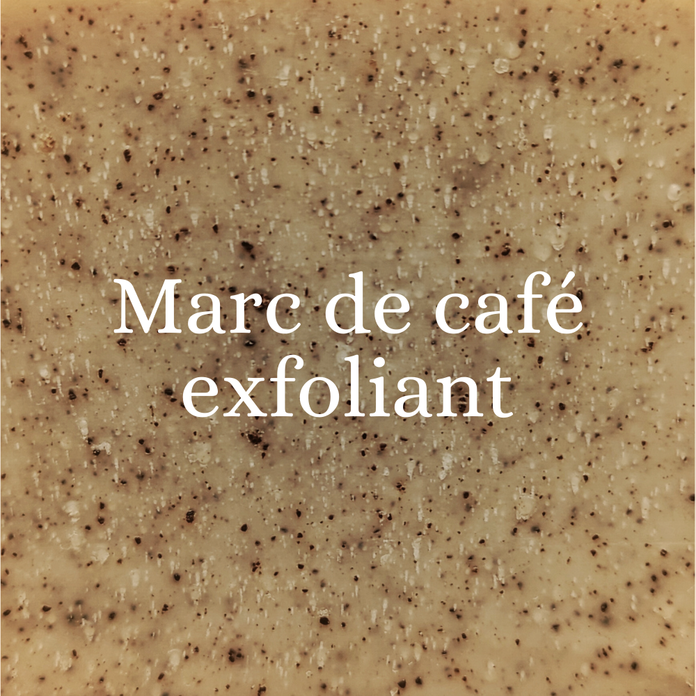 Gros plan sur la texture granuleuse du savon naturel surgras bio au Marc de Café, révélant ses particules exfoliantes et son aspect brut et artisanal