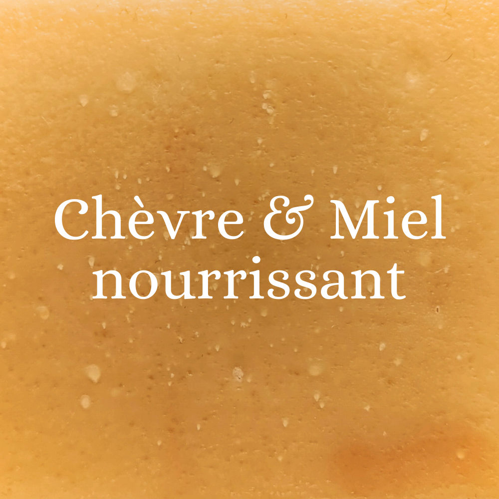 Zoom sur la texture crémeuse et lisse du savon naturel surgras bio au Lait de Chèvre et Miel, avec ses teintes douces et chaleureuses