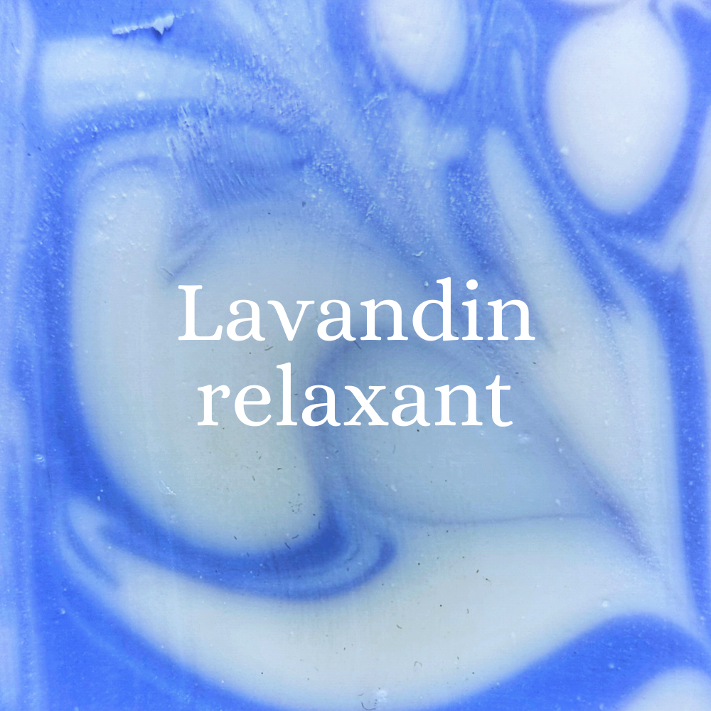 Zoom sur la texture marbrée violette et blanche du savon naturel surgras bio au Lavandin, mettant en avant ses pigments minéraux et son aspect artisanal