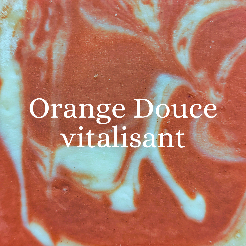 Gros plan sur la texture marbrée rouge et orangée du savon naturel surgras bio au Paprika et Beurre de Karité, sa surface légèrement exfoliante