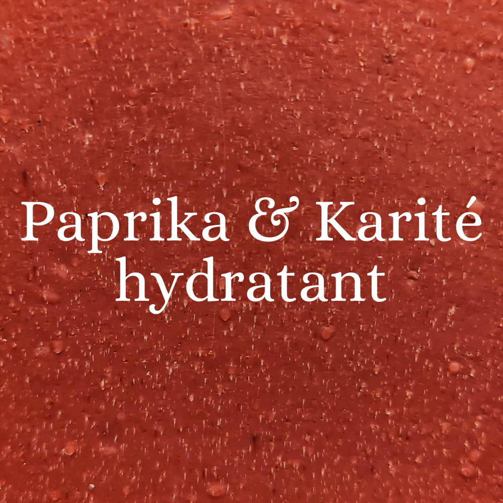 Gros plan sur la texture marbrée rouge et orangée du savon naturel surgras bio au Paprika et Beurre de Karité, sa surface légèrement exfoliante